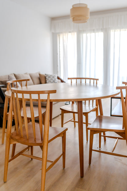 Dining table + 4 Chairs BUD4