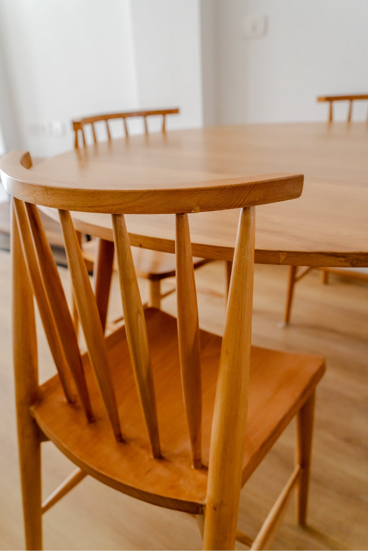 Dining table + 4 Chairs BUD4